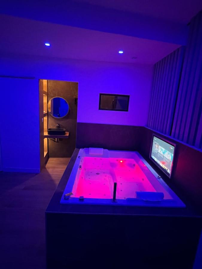 Chic & Jacuzzi Apartment จิวอรส์ ภายนอก รูปภาพ