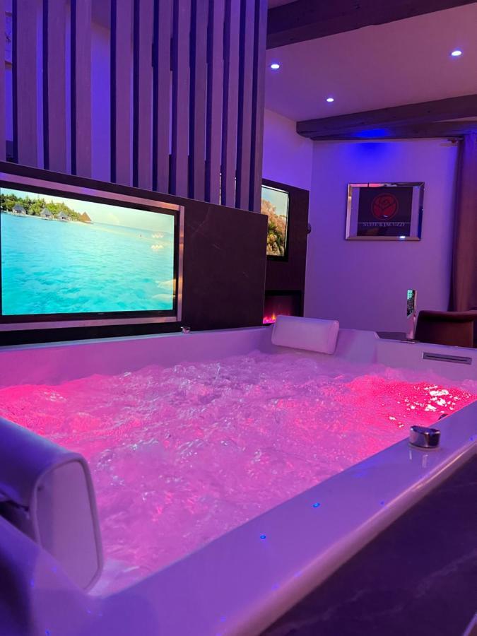 Chic & Jacuzzi Apartment จิวอรส์ ภายนอก รูปภาพ